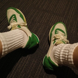 Baskets en mesh blanc et vert avec chaussettes en coton côtelé blanc en vue de dessus