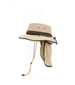 Détail d'un chapeau de soleil beige avec cordon orange et protège-nuque pour la pêche