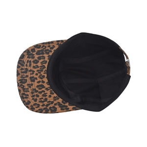 Vista detallada de las costuras internas de una gorra de béisbol de algodón con leopardo
