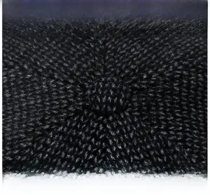 Vista dettagliata del tessuto a maglia nera di alta qualità e delle cuciture del cappello