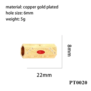 Détail d'un pendentif cœur œil plaqué or 18K avec émail rouge et incrustations