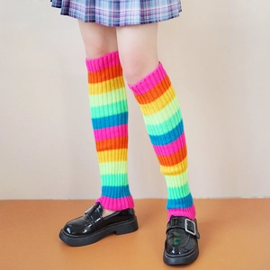 Vue détaillée des jambières rayées arc-en-ciel avec jupe et chaussures noires