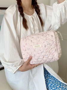 Trousse de maquillage matelassée rose avec motifs ours et tirette ruban pour voyage