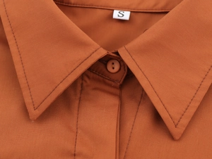 Détail du col d'une chemise caramel avec coutures soignées et étiquette taille S