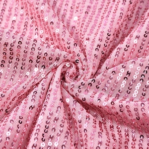 Dettaglio ravvicinato del tessuto con paillettes rosa e trama in mesh per gonne eleganti