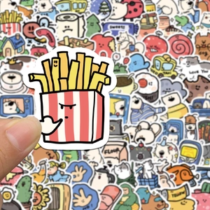 Nahaufnahme wasserfester Tieraufkleber in der Hand mit Cartoon-Essen- und Sushi-Motiven