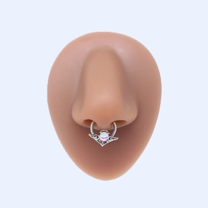 Silberner Septum-Nasenring mit Flügeln und bunter Perle auf Silikon-Nasenmodell gezeigt