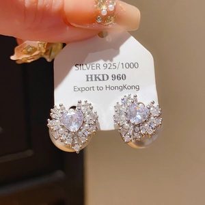 Détail de boucles d'oreilles cœur en argent 925 avec zircons et perles