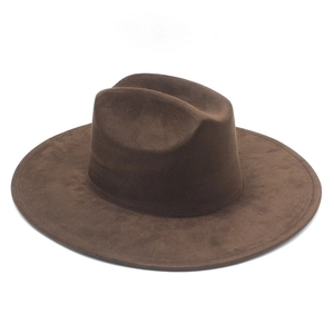 Détail de couture fine et texture en suède doux sur un chapeau de cowboy marron à bord large