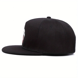 Seitenansicht einer schwarzen Flat-Brim-Hip-Hop-Mütze mit kreisförmiger Stickerei-Deko