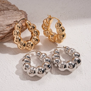 Orecchini a cerchio a U geometrici minimalisti in oro e argento con trama metallica mossa