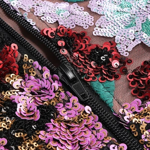 Détails de paillettes florales colorées et fermeture éclair sur la robe en tulle