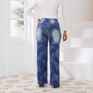 Vue arrière du jean bleu femme à jambe large avec grands imprimés papillons blancs