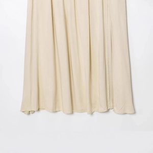 Jupe midi élégante de couleur abricot avec ceinture, tissu fluide et texture drapée