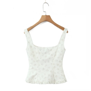 Dettaglio del crop top a fiori bianco con scollo quadrato e orlo a balze su gruccia