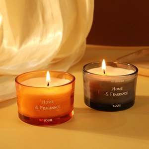 Eleganti candele profumate alla soia in barattoli di cristallo arancione e grigio su seta