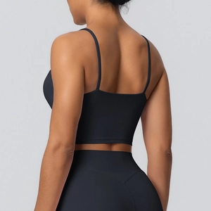 Vue arrière d'un ensemble de yoga noir avec fines bretelles et legging taille haute
