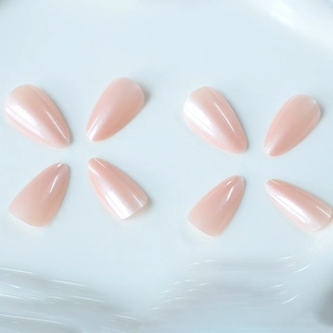 Faux ongles amande rose poudré nacré avec finition brillante sur fond blanc pur