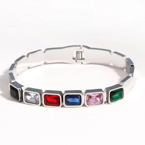 Vue macro détaillée de cristaux rectangulaires colorés sur un bracelet en acier argenté