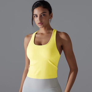 Détail d'un haut de sport jaune en maille côtelée avec col en U pour le yoga et fitness