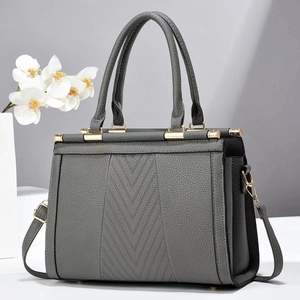 Sac fourre-tout gris en similicuir texturé avec coutures en V et détails dorés