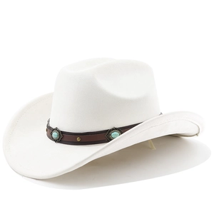 Vue détaillée du chapeau de cowboy blanc avec bande en cuir et pierres turquoise