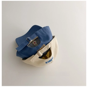 Détail de casquettes en coton avec boucle métallique et broderie Flower au dos
