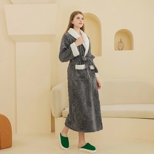 Peignoir en peluche jacquard gris foncé pour femme avec col et poches blancs contrastés