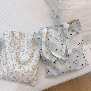 Süße Canvas-Tragetaschen mit Tier- und Blumenmustern für Damen in gemütlicher Umgebung