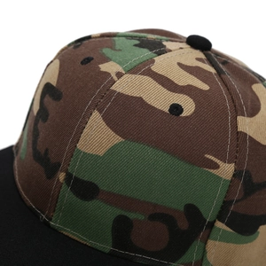 Nahaufnahme der Tarn-Baseballkappe mit hochwertigem Baumwoll-Twill und präzisen Nähten