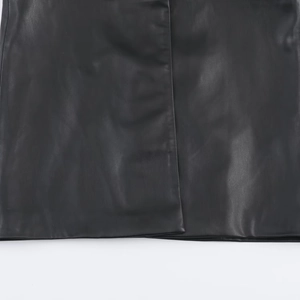 Cappotto alla moda in ecopelle nera da donna con cuciture dettagliate e trama pregiata
