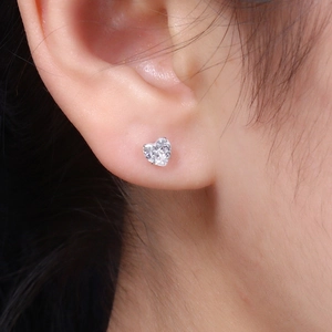 Elegant S925 silver heart stud earring with clear zircon on ear lobe for women
