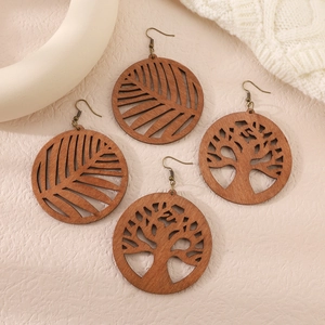 Set di orecchini vintage in legno con motivi albero della vita e foglie traforate