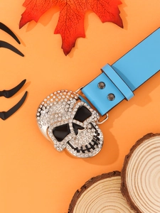 Détail de la boucle crâne argentée avec strass sur une ceinture punk en cuir bleu vif