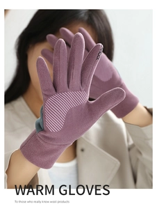 Detailaufnahme violetter Thermo-Handschuhe mit rutschfesten Streifen und Touchscreen-Spitzen