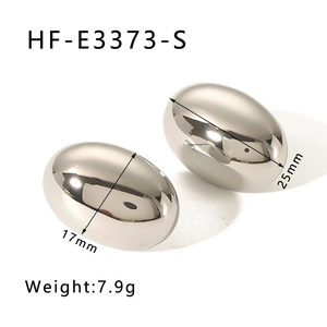 Detail view of oval silver earrings showing dimensions 17mm and 25mm with weight of 7.9g