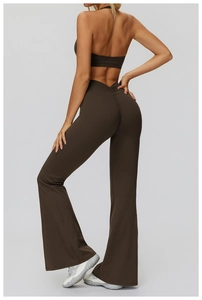 Dettaglio dei pantaloni da yoga a vita alta a zampa con effetto push-up marrone cioccolato