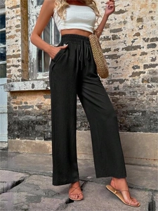 Détails de la taille haute élastique et du cordon de serrage sur ce pantalon large noir