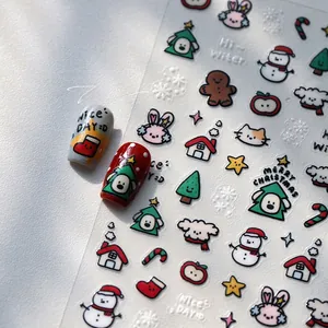 Detailansicht von Weihnachts-Nagelstickern mit Motiven wie Schneemann und Lebkuchenmann