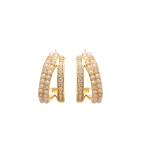 Eleganti orecchini a C placcati in oro 14k con file di perle e zirconi scintillanti