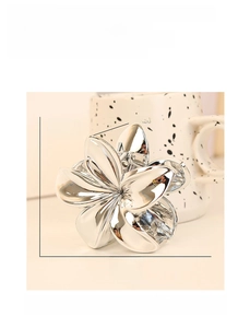 Detail showing dimensions of silver flower hair claw clip with metallic finish
