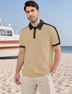 Polo homme kaki avec bordures contrastées noires porté sur un yacht de luxe