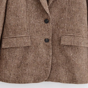 Veste blazer marron en tweed à chevrons avec deux boutons et poches à rabat chic