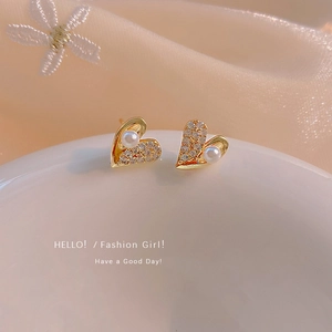 Elegant heart-shaped earrings with gold alloy, pearls and pavé cubic zirconia accents