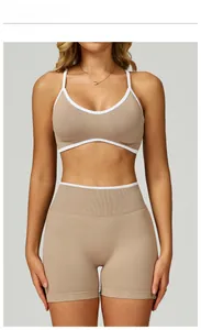 Vorderansicht von nahtlosem Sport-BH und Shorts mit weißem Kontrastrand in Dunkelbeige