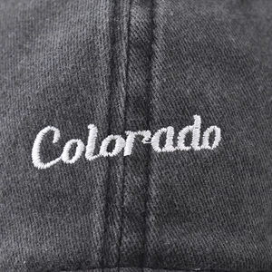 Casquette baseball en coton lavé gris avec détail de broderie Colorado blanche de près