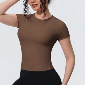 Gros plan du t-shirt de yoga marron café ajusté avec col rond et tissu de sport respirant