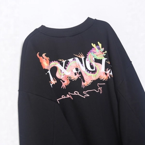 Sudadera negra de manga larga con estampado de dragón, letras y bordado en rosa