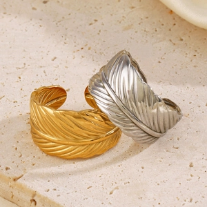 Adjustable stainless steel feather open rings in gold and silver finish on stone