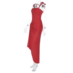 Vue détaillée des plis latéraux et de la texture froncée sur cette robe longue rouge